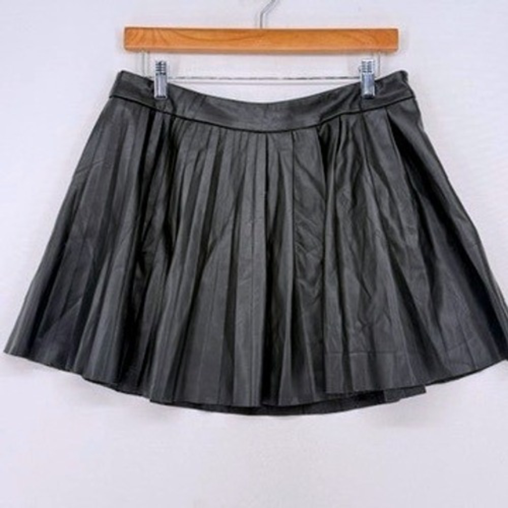 Zara Pleated Mini Skirt Womens Large Black Faux Leather Edgy Biker Moto Goth